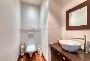 Quai du Rhône. Bureaux haut standing avec fibre, parkings et balcons. Parkings disponibles.