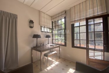 Exclusivité - Magnifique et rare appartement meublé - Place Bourg de Four + Prkg