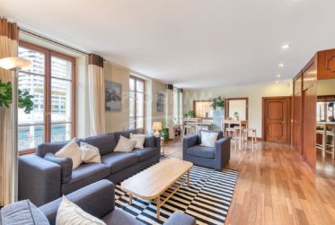 Quai du Rhône. Bureaux haut standing avec fibre, parkings et balcons. Parkings disponibles.