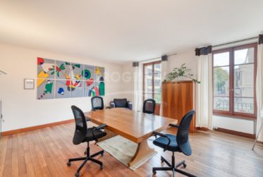 Quai du Rhône. Bureaux haut standing avec fibre, parkings et balcons. Parkings disponibles.