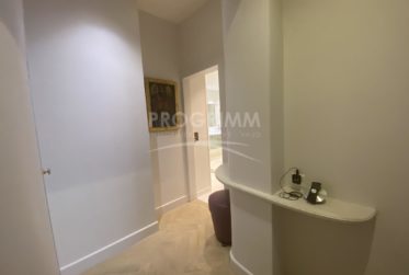 Exclusivité - Magnifique et rare appartement meublé - Place Bourg de Four + Prkg