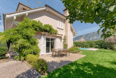 Villa meublée - 3 chambres - Grandes pièces sous-sol - Tout compris jardin et piscine