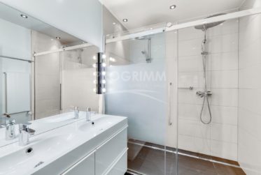 Appartement de près de 210 m2 - 6 pièces / 4 chambres - 2 salle de bains + 3 toilettes/lavabo - Résidence avec piscine chauffée et sauna - Parking double en sous-sol