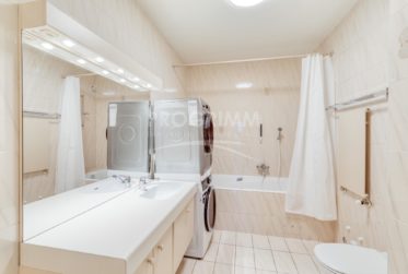 Appartement de près de 210 m2 - 6 pièces / 4 chambres - 2 salle de bains + 3 toilettes/lavabo - Résidence avec piscine chauffée et sauna - Parking double en sous-sol