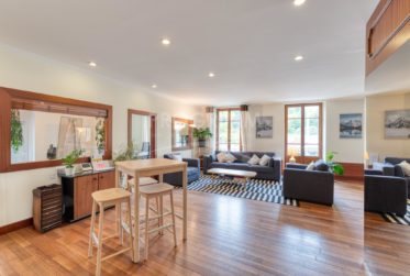 Quai du Rhône. Bureaux haut standing avec fibre, parkings et balcons. Parkings disponibles.