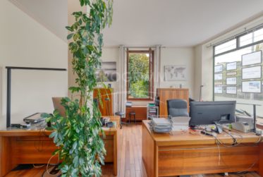 Bureaux de près de 80m2 situé en bordure du Rhône - Arcade visible - A deux pas du tram